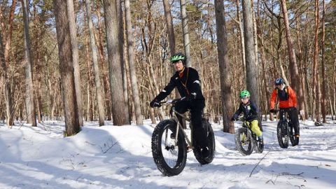 乗るだけで笑顔になる話題のファットバイクで雪上ライド