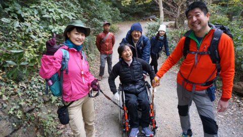 子供から大人まで、初心者も車椅子の人もOK 〝ユニバーサル登山″で早春の高尾山ハイクを楽しもう！