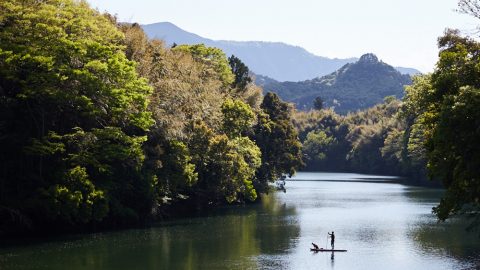 抜群の透明度を誇る三重県大台町の清流 奥伊勢湖でSUPツーリングを楽しもう！