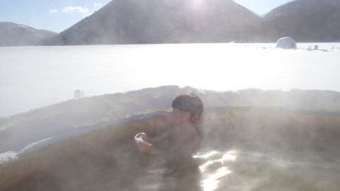 冬の間だけ現れる雪と氷の村で氷上温泉体験！