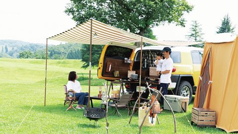 自作テーブルで車をキッチンに！手作りギアの個性派キャンプスタイル