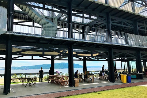 明石海峡大橋を一望！「大蔵海岸BBQ ZAZAZA」でオシャレに潮風