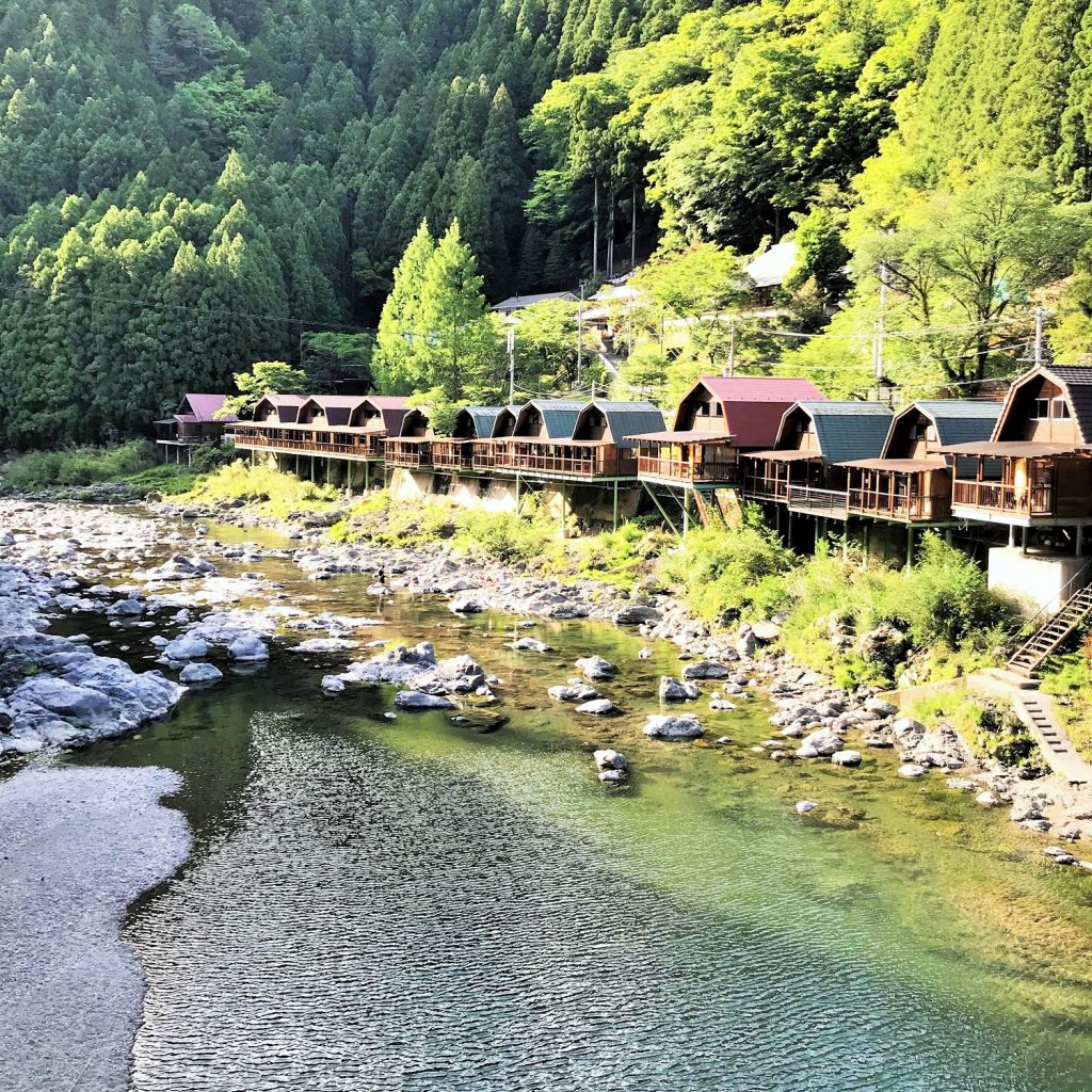 天の川青少年旅行村、川辺に並ぶコテージ