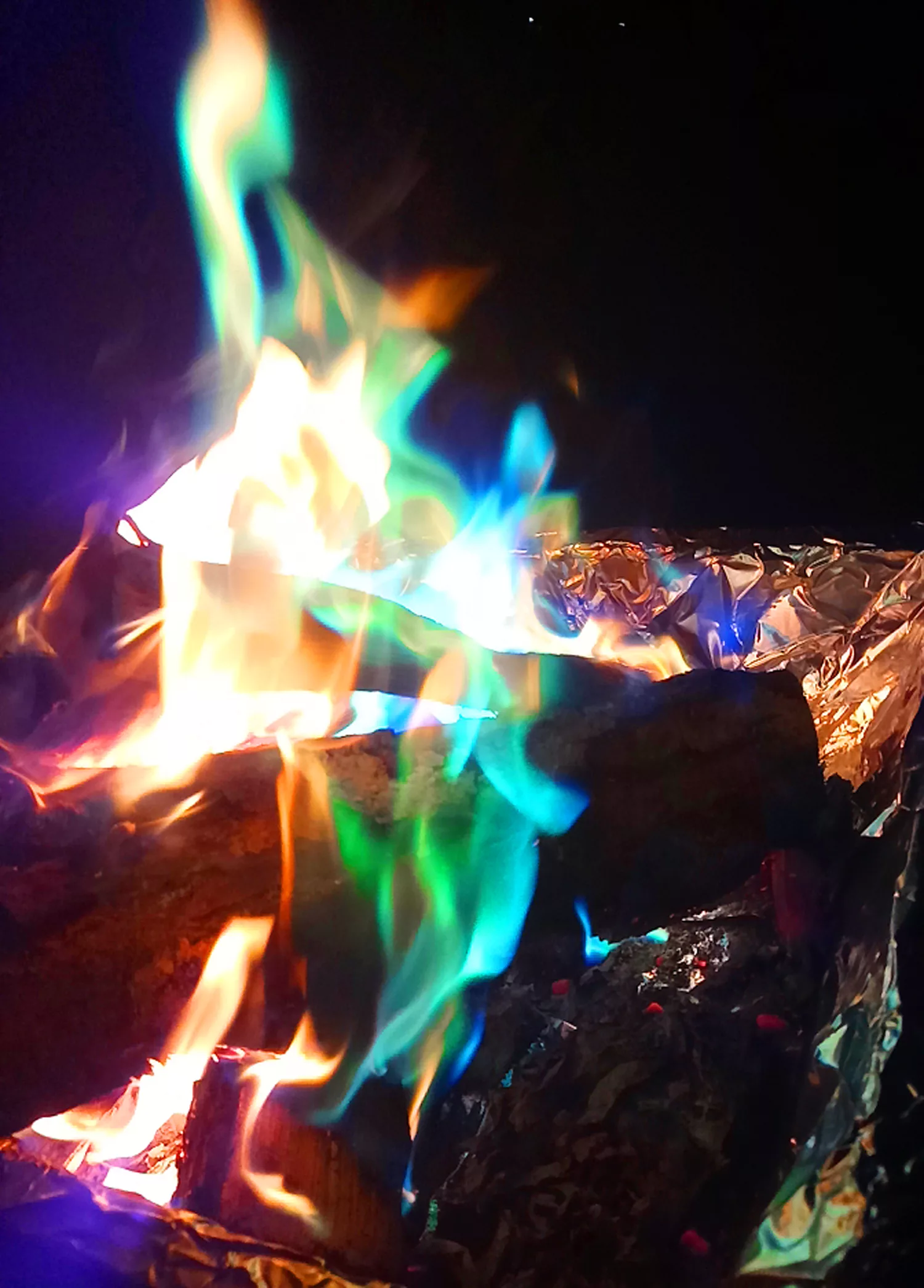 焚き火が虹色に 冬キャンプは幻想的な アートファイヤー で盛り上がろう 焚き火道具 Be Pal キャンプ アウトドア 自然派生活の情報源ビーパル