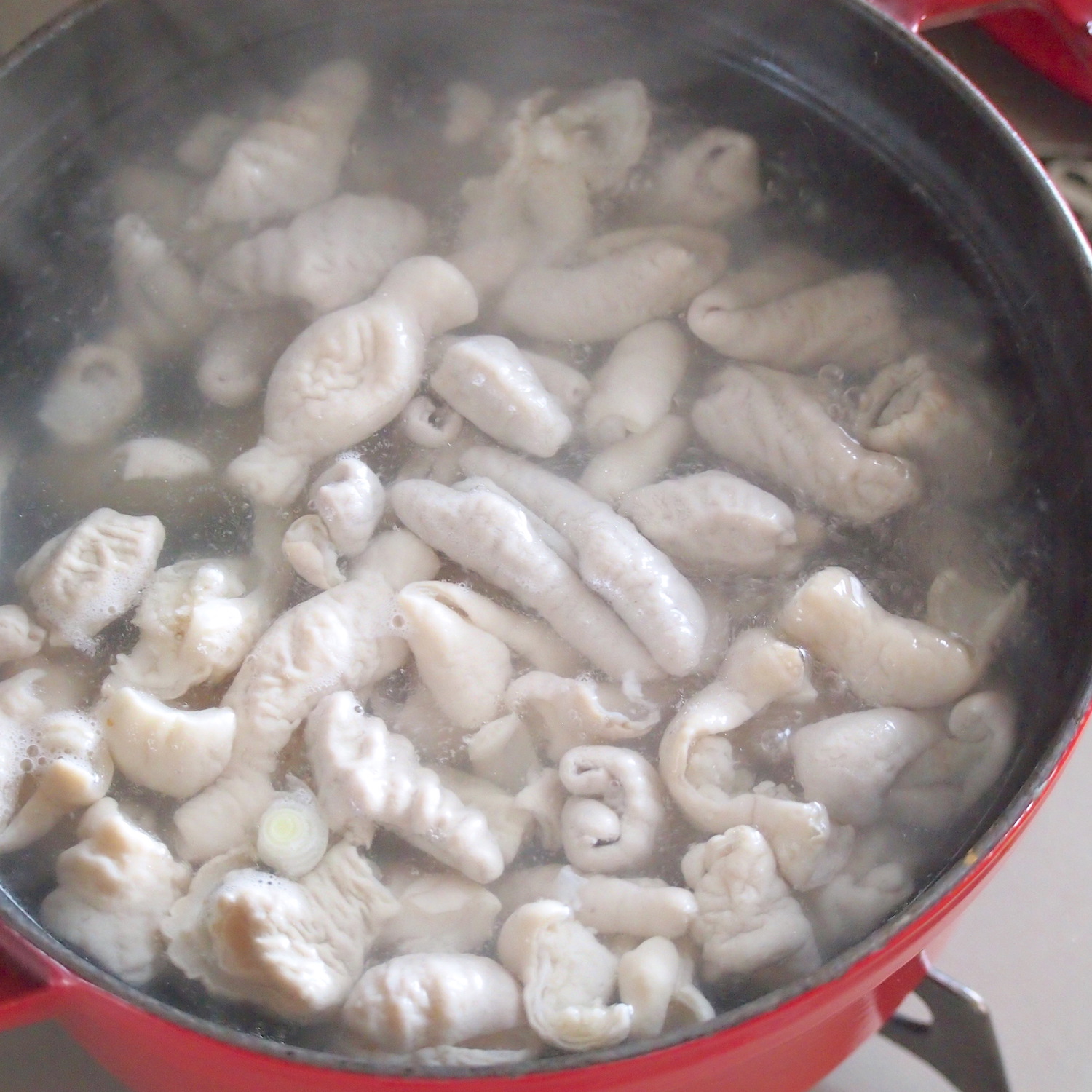 冬キャンプは鍋で名古屋飯 おつまみにもぴったりな豚ホルモンの味噌煮込みレシピ Be Pal
