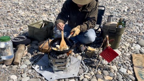 ダイソー五徳焚き火台で炒飯［読者投稿記事］