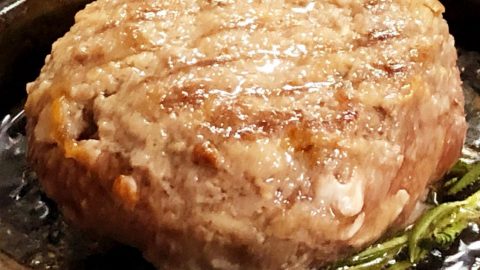 佐賀牛ハンバーグを付録の肉厚グリルパンで焼く［読者投稿記事］