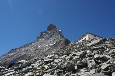 マッターホルン山頂直下にある標高3260m地点の”ヘルンリ小屋”！快適すぎる滞在と神秘的な眺望！