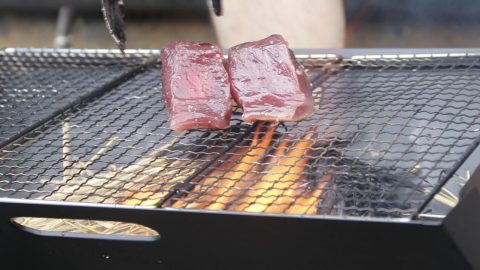 鰹の塩たたきを藁で焼いて食べる高知流の食べ方をバーベキューでやるワラ焼きBBQセット!!［読者投稿記事］