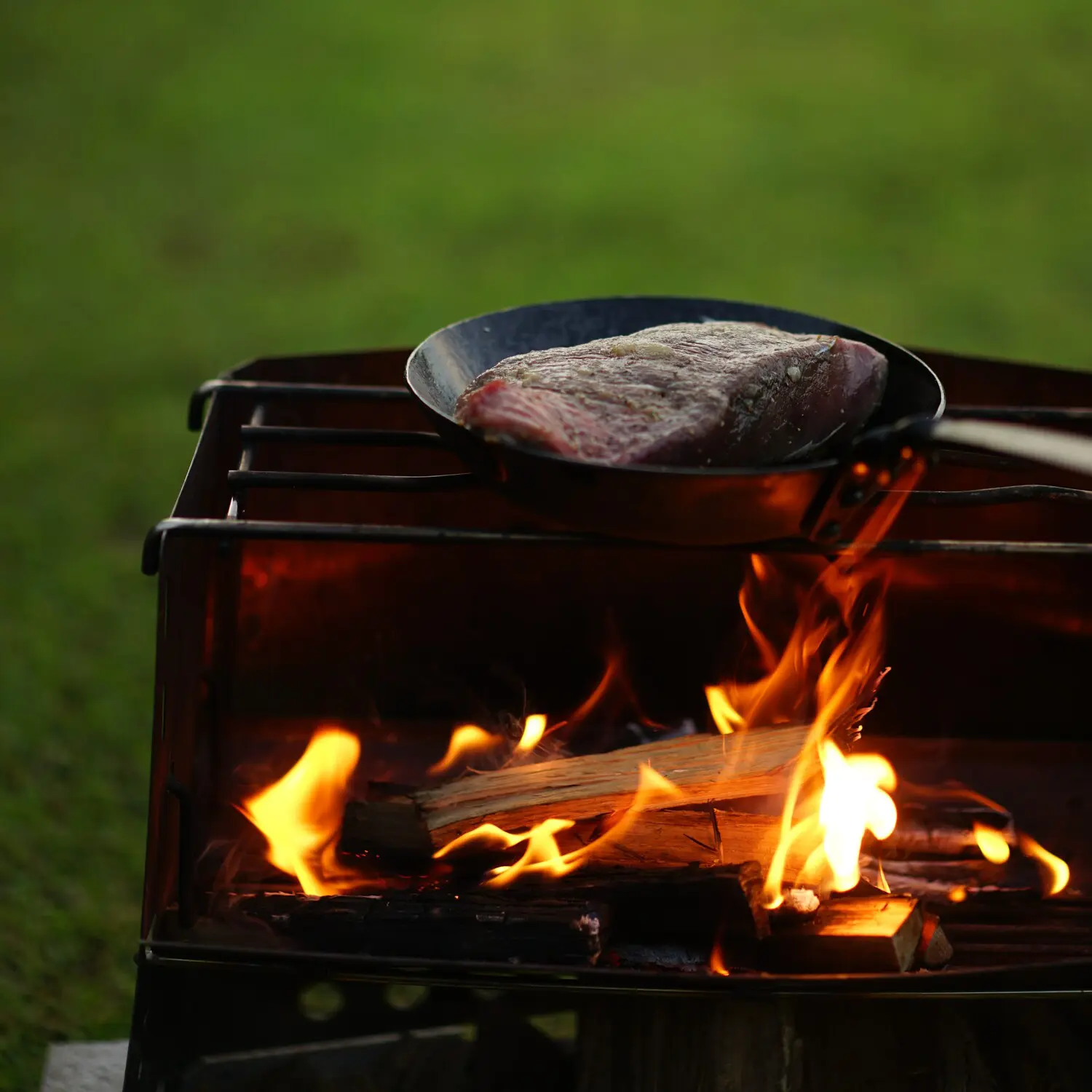 焚き火グリルおすすめ13選！キャンプで焚き火料理を楽しもう | 焚き火