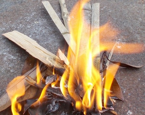 キャンプで焚き火をしようとしたら薪が湿っていた…どうしたら効率よく燃やすことができる？