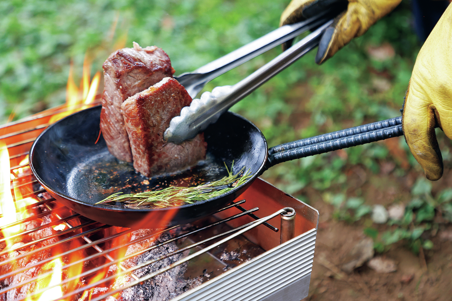 焚き火、ホットサンド、フライパン…。キャンプで絶対使いたい野外料理