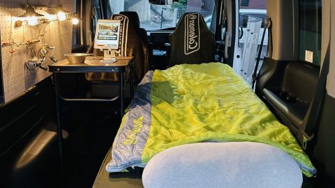 “WAQ RELAXING CAMP MAT （シングルサイズ）”とタブレットで秋の夜長を快適に過ごす。［読者投稿記事］