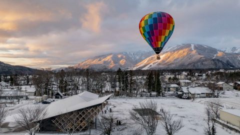 雪面ハイキングや熱気球も！「Snow Peak LAND STATION HAKUBA」の冬季体験メニューが楽しそうです！