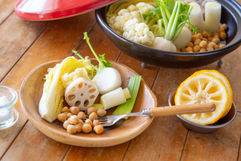 冬キャンプに！栄養がたっぷり摂れる温サラダ『ゆず香る冬野菜とひよこ豆のオイル蒸し』