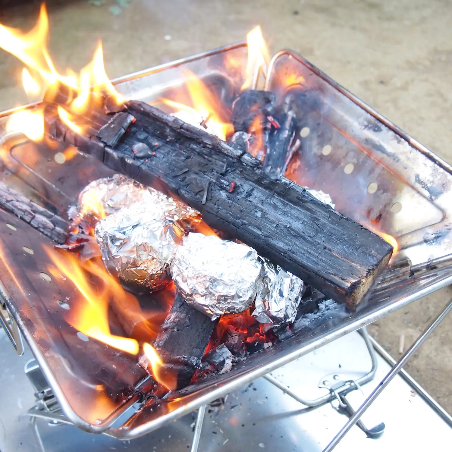 焚き火に放り込むだけの料理 ほったらかしでできる簡単で美味しい 焚き火料理 の作り方 料理 レシピ Be Pal キャンプ アウトドア 自然派生活の情報源ビーパル