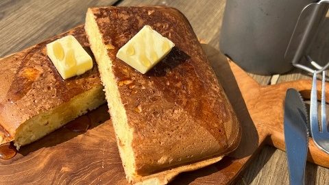 キャンプの朝食に、ホットサンドメーカーで作るホットケーキはアレンジ無限大！