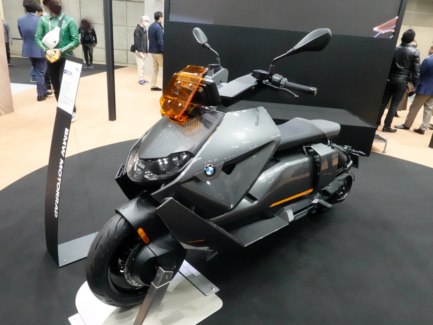 「BMW／CE 04」という新型電動スクーター