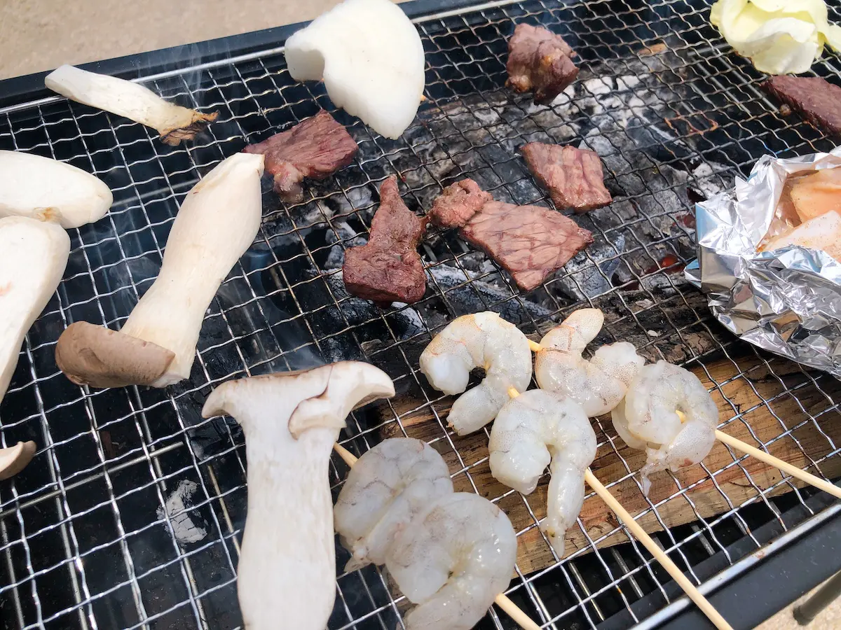 汚れた網をいきなり水で洗うのはNG？BBQの網の簡単掃除術と焦げつきの予防法 | アウトドアの知識  【BE-PAL】キャンプ、アウトドア、自然派生活の情報源ビーパル