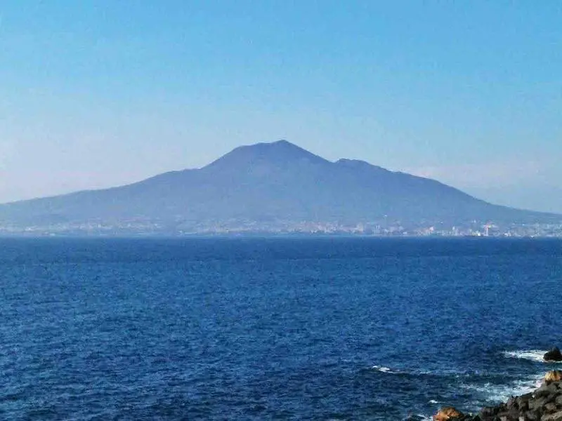 ナポリのシンボルとはいえばココ！“火の山”ヴェスヴィオ火山を歩く