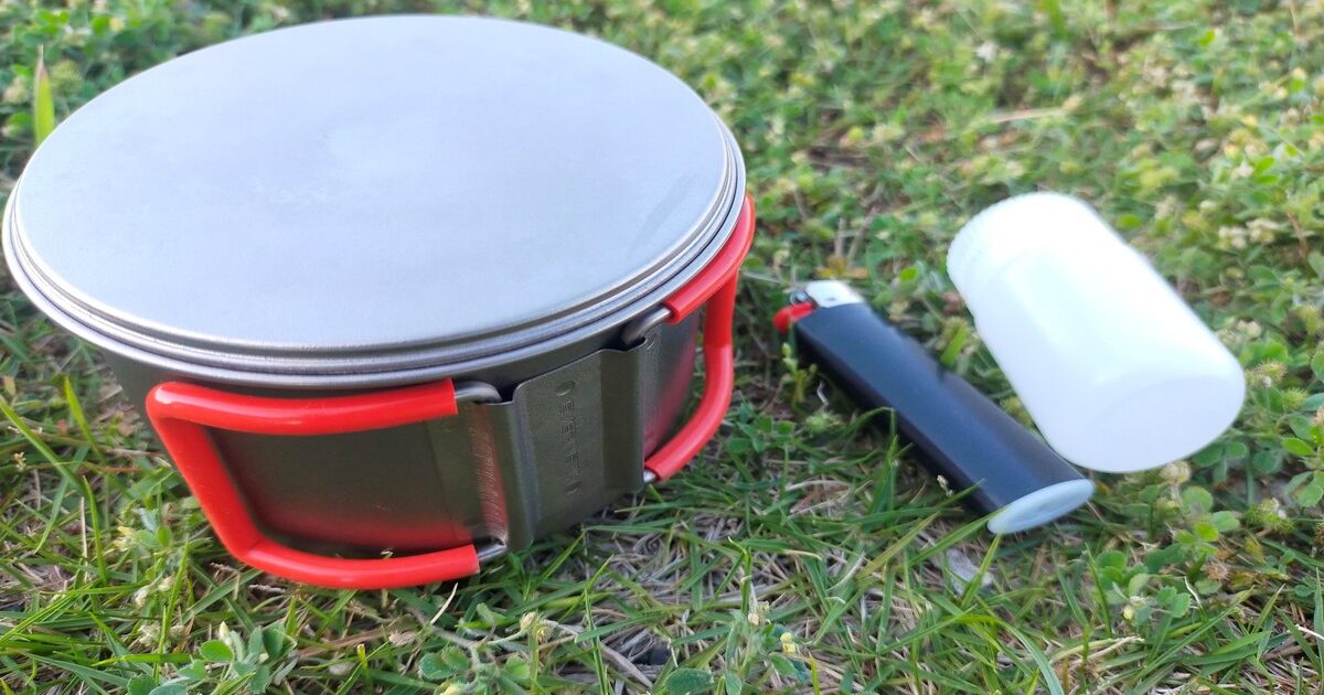 キャンプや登山に必携！EVERNEWの極小チタンカップと湯沸かしセット | 調理器具・食器  【BE-PAL】キャンプ、アウトドア、自然派生活の情報源ビーパル