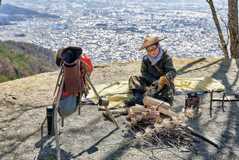 テントもタープもいらない！ スズキサトルさんの「ミニマムDIY野営術」とは