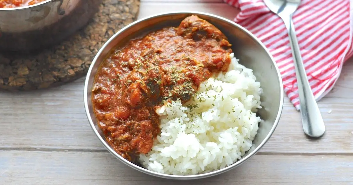 たった10分で完成 キャンプ飯にぴったりな包丁不要の サバとトマトのスパイシーカレー 料理 レシピ Be Pal キャンプ アウトドア 自然派生活の情報源ビーパル