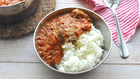 たった10分で完成！キャンプ飯にぴったりな包丁不要の「サバとトマトのスパイシーカレー」