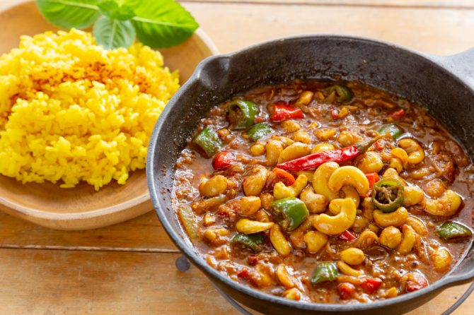 ナッツがおいしくなる季節。スキレットで作る、秋キャンプで食べたい『カシューナッツのスパイスカレー』