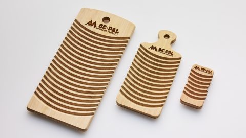 電気を使わず荷物も減らせる。旅やキャンプに『BE-PAL』印の「ミニ洗濯板」をどうぞ