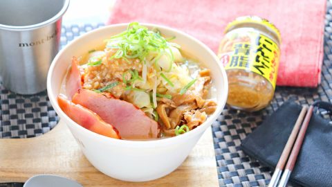 二郎系？…じゃなくて“キャンプ系”ラーメン！エスビー「やみつきにんにく背脂」で野菜も脂もマシマシ