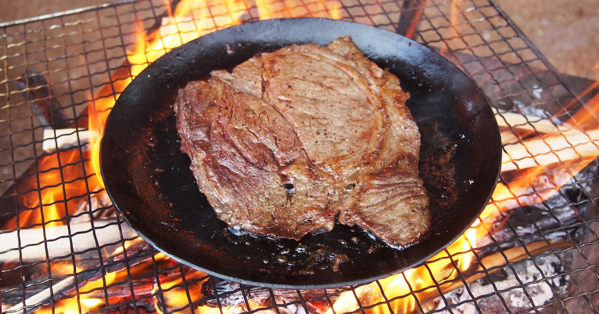 肉料理に！150年以上続く鍛冶屋が鉄板を木槌で叩いて製作した