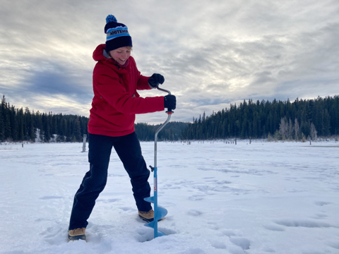 カナダ・ユーコン在住記者が体験！氷に覆われた湖で楽しむアイス