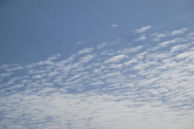 「いわし雲が出たら晴れる」は正解？不正解？雲で天気を予測する方法