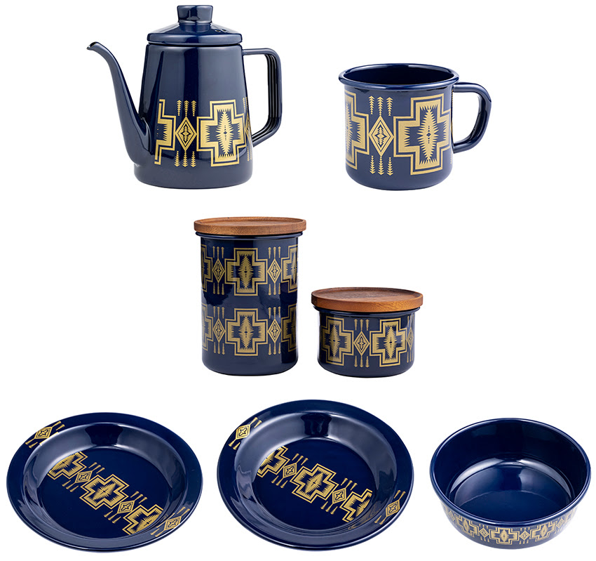 「Enamel New Drip Pot（エナメルニュードリップポット）」￥5.060、「Enamel New Plate 18㎝＆23㎝（エナメルニュープレート18㎝＆23㎝）」「Enamel New Mug Cup（エナメルニューマグカップ）」￥2.640、「Enamel New Deep Plate18㎝（エナメルニューディーププレート18㎝）」￥3.080
