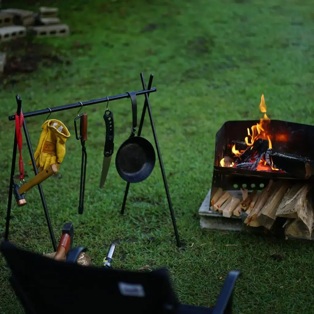 キャンプに便利なハンガーラック10選！焚き火調理に使えるものも | 焚き火・火おこし道具  【BE-PAL】キャンプ、アウトドア、自然派生活の情報源ビーパル