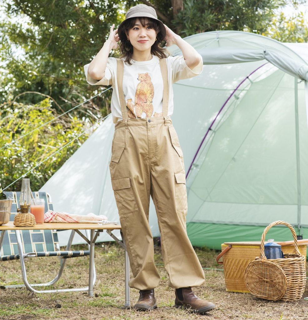 Tシャツにサスペンダーパンツ