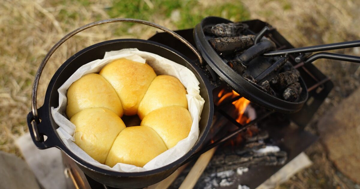 キャンプで焼きたてパンが食べたい！初心者でもOKの簡単なつくり方