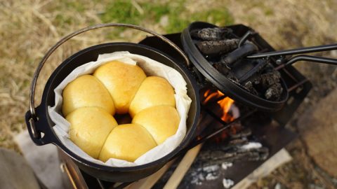 キャンプで焼きたてパンが食べたい！初心者でもOKの簡単なつくり方