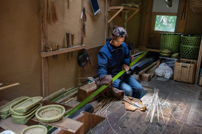 深い山の中でモノ作りに励むZ世代の竹細工職人・井上 湧さんを訪ねて