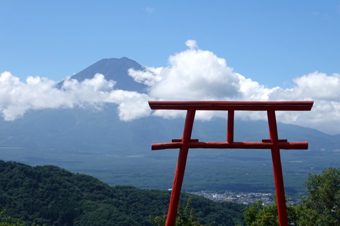 富士山を望む絶景に出会った！山梨県にある「天空の鳥居」と「母の白滝」を親子でトレッキング