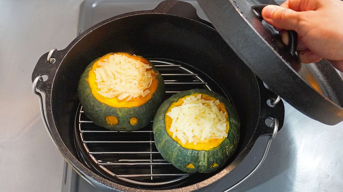 ダッチオーブンでかぼちゃグラタンを焼く