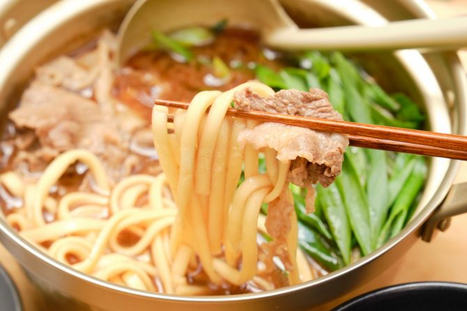 「肉うどん」は実はみそで作るとおいしいよ。九条ねぎもあればヘルシーです【PR】