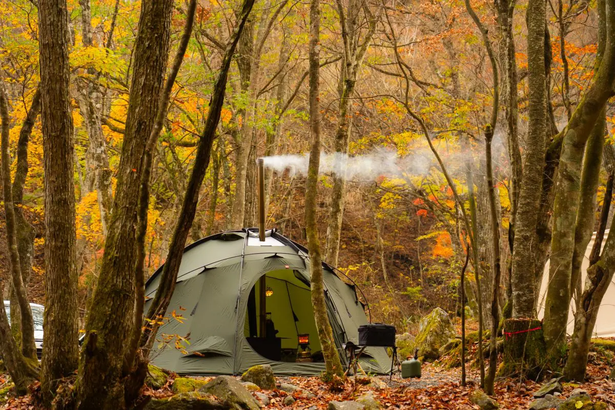 薪ストーブ対応のテントおすすめ7選！安全対策＆換気方法も紹介 | テント 【BE-PAL】キャンプ、アウトドア、自然派生活の情報源ビーパル