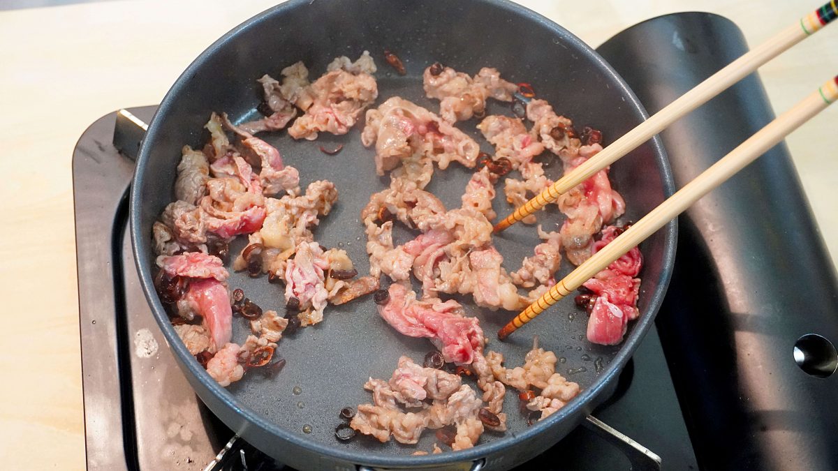 牛こま切れ肉を炒める