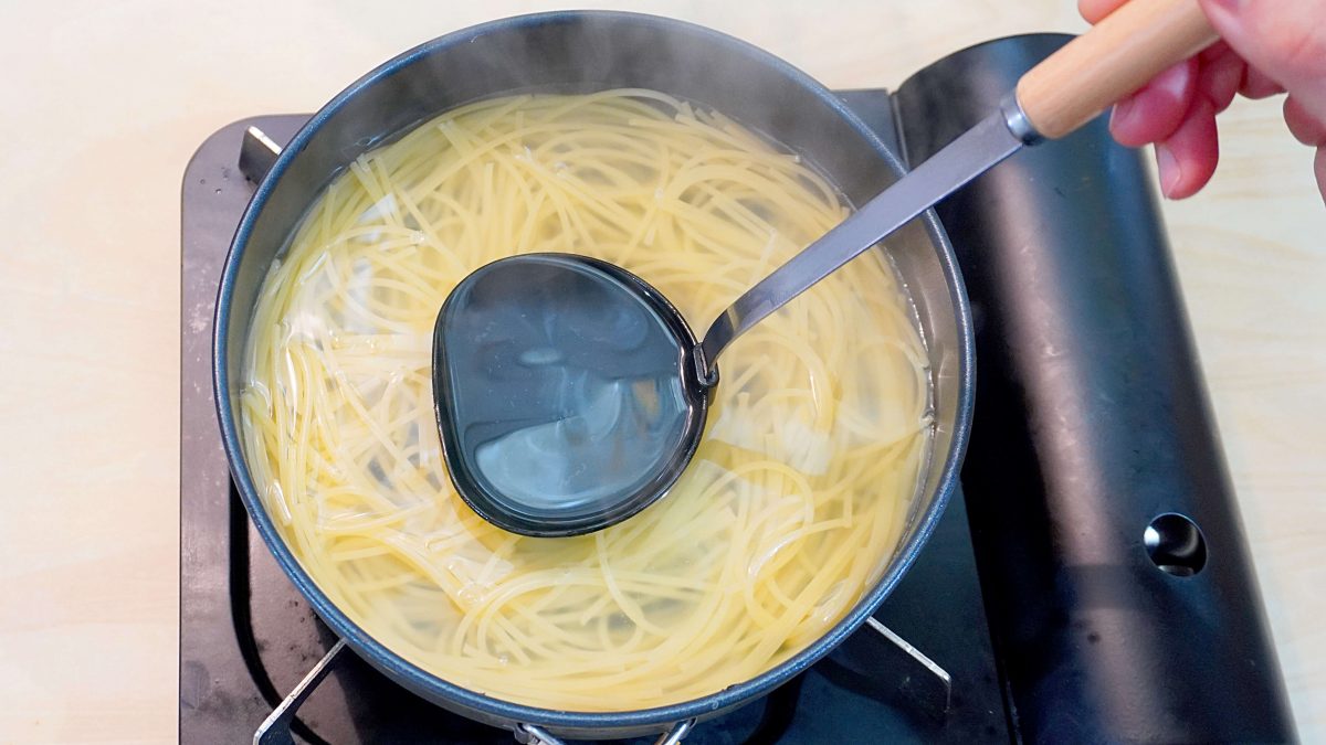 スパゲッティの茹で汁を取っておく