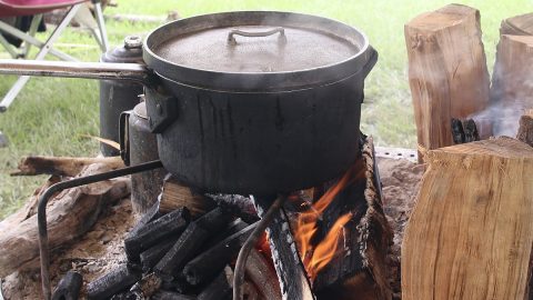 超簡単！ゼロ円で「世界一贅沢なお雑煮」を作ってみた＜焚き火で塩作り編＞