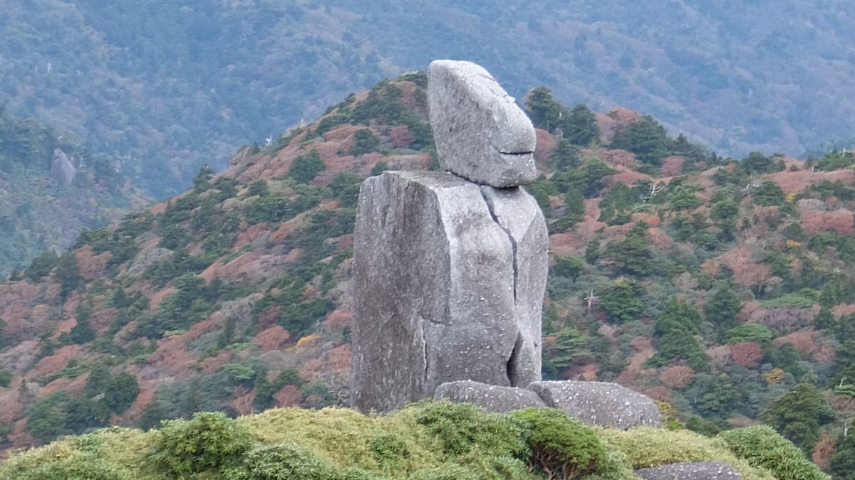 岩の上の岩