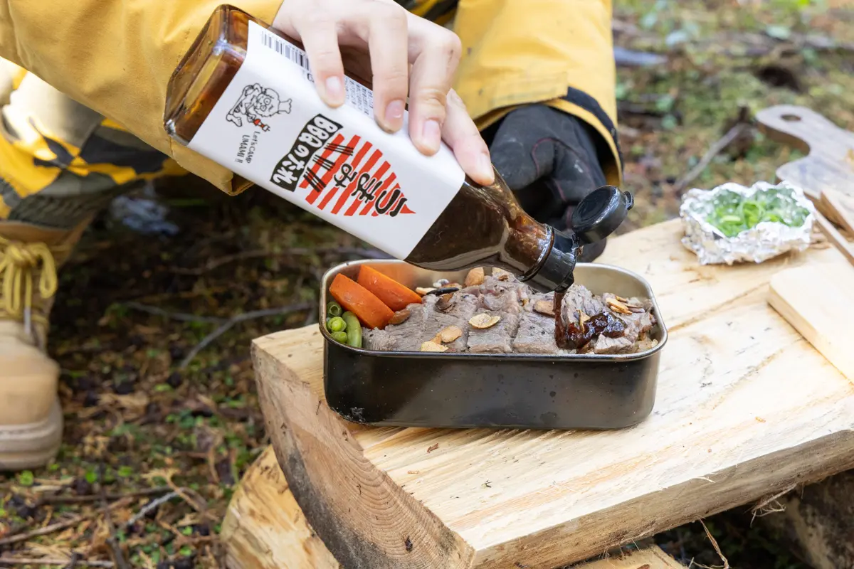 雷鳥飯盒+BBＱのたれで作る、さばいどる かほなんの極旨キャンプ飯 