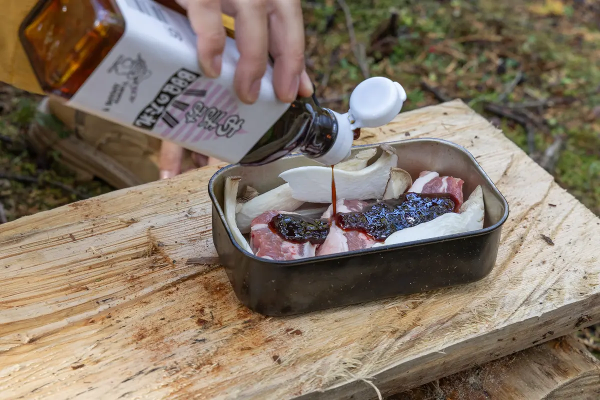 雷鳥飯盒+BBＱのたれで作る、さばいどる かほなんの極旨キャンプ飯 